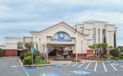 Гостиница Wyndham Visalia в Визалии