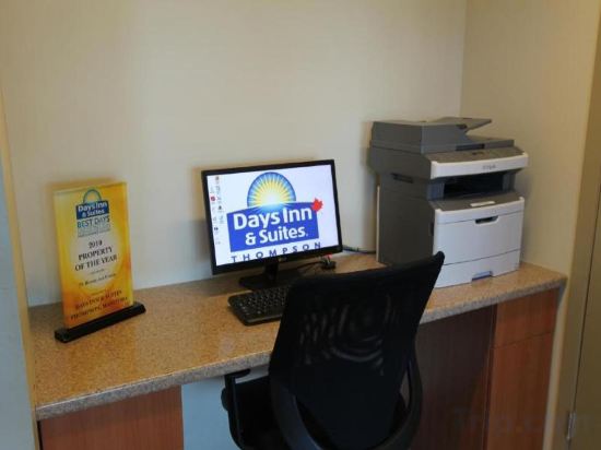 Фото Days Inn & Suites by Wyndham Thompson