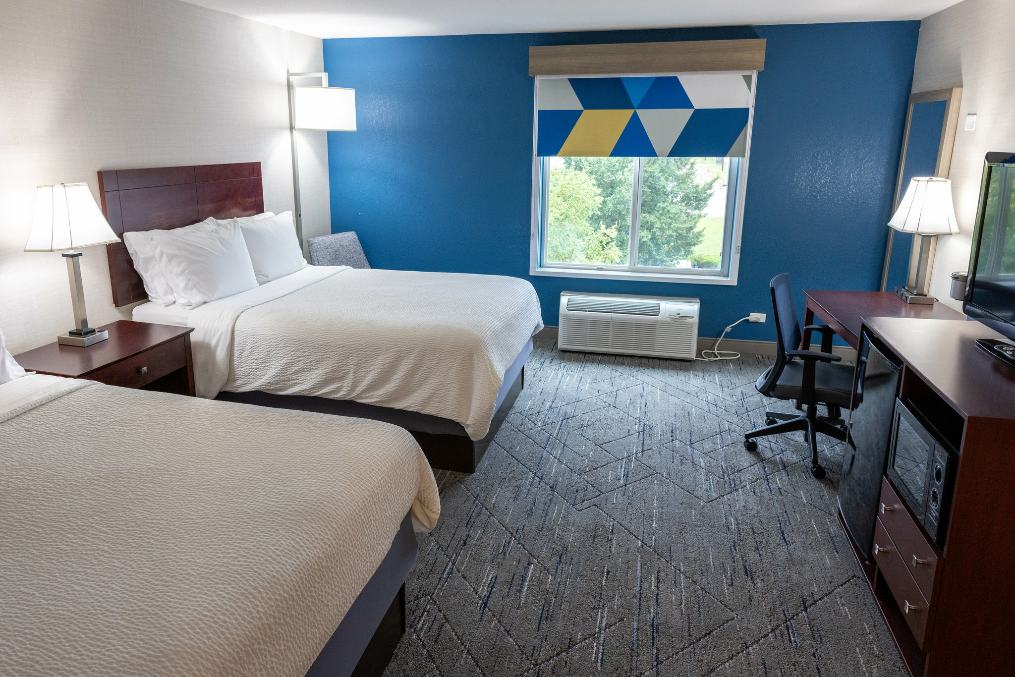 Фото Holiday Inn Express & Suites Wichita Airport, an Ihg Hotel