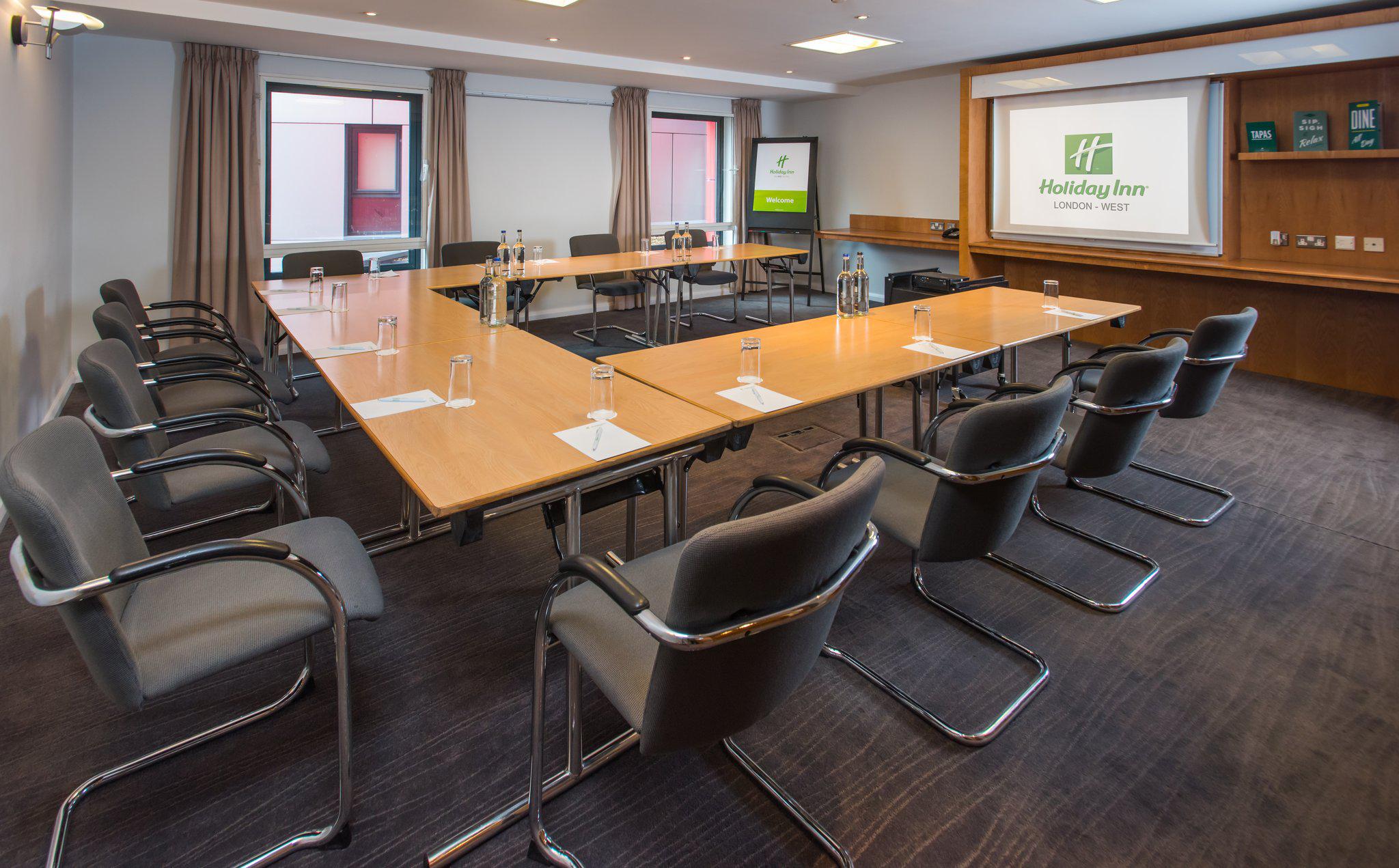 Фото Holiday Inn London - West, an Ihg Hotel