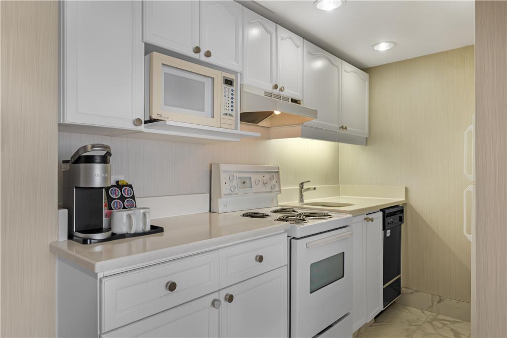 Фото Best Western Plus Suites Downtown