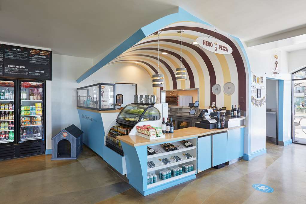 Фото The Waterfront Beach Resort, A Hilton Hotel