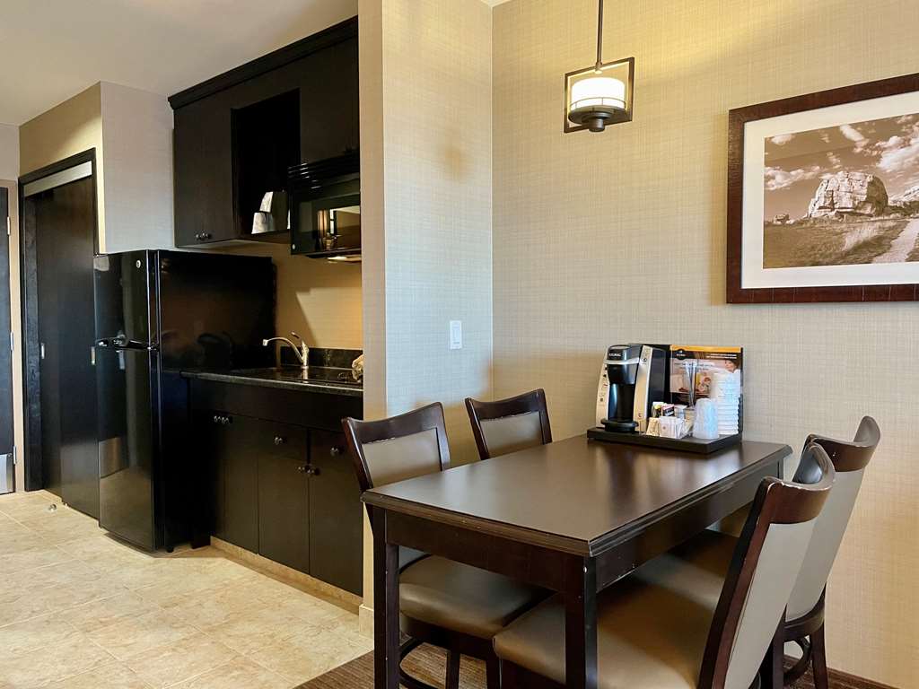 Фото Best Western Plus Okotoks Inn & Suites