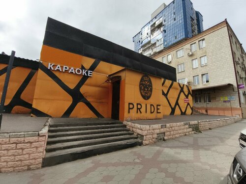 Қыздар трусисыз жұмыс істейді