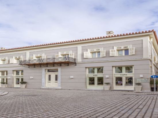 Фото 3Sixty Hotel & Suites