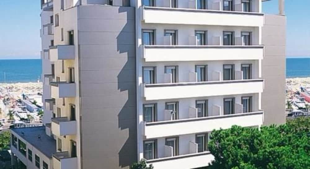 Фото National Hotel