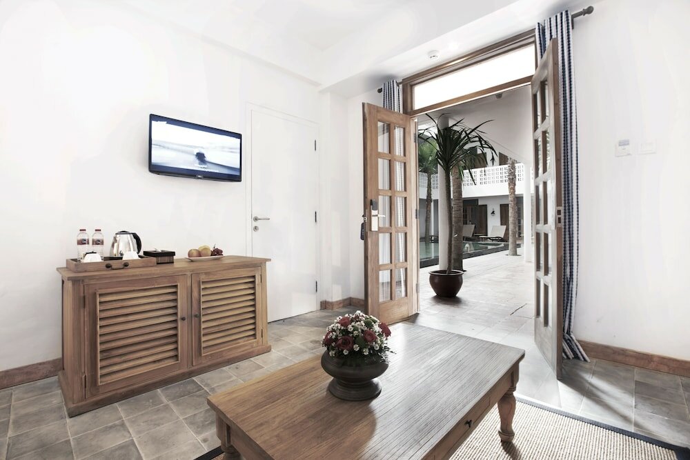 Фото Adhisthana Hotel