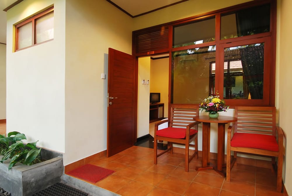 Фото Yulia Beach Inn Kuta