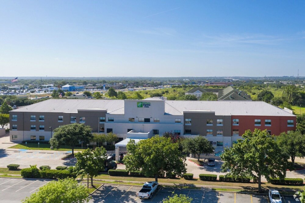 Фото Holiday Inn Express & Suites Austin Round Rock, an Ihg Hotel