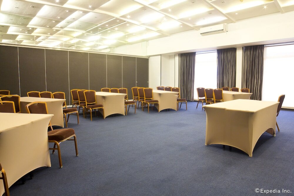 Фото Microtel by Wyndham Mall of Asia