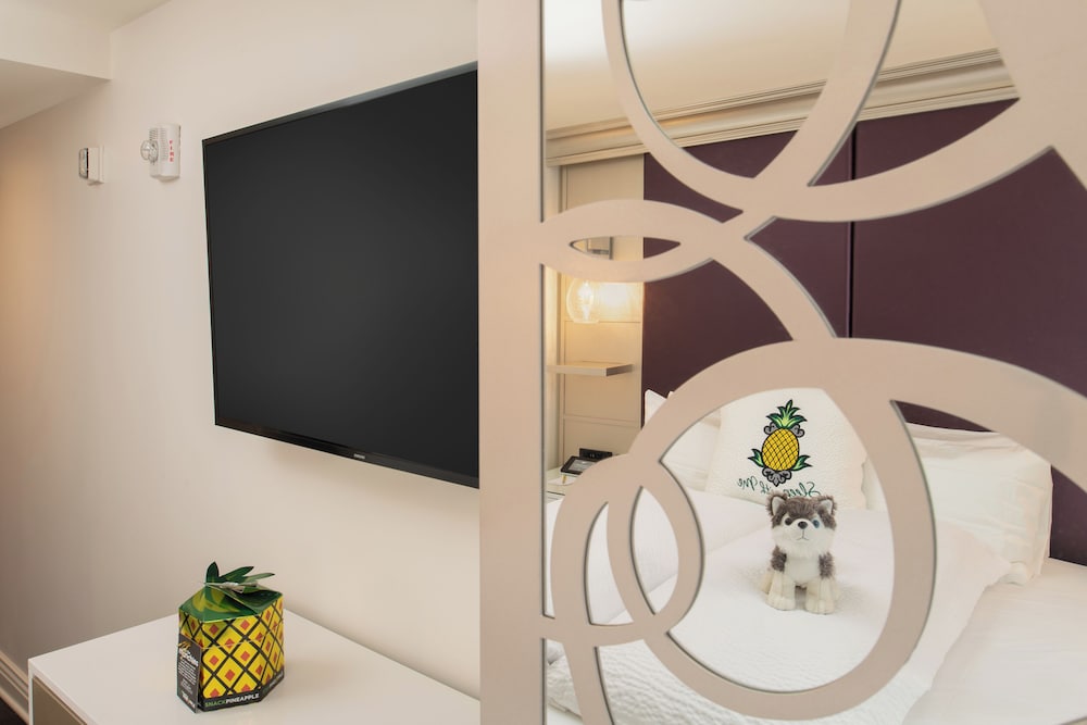 Фото Staypineapple, An Artful Hotel