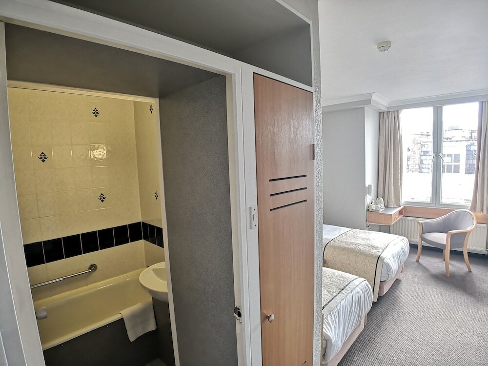 Фото Lancaster Hall Hotel