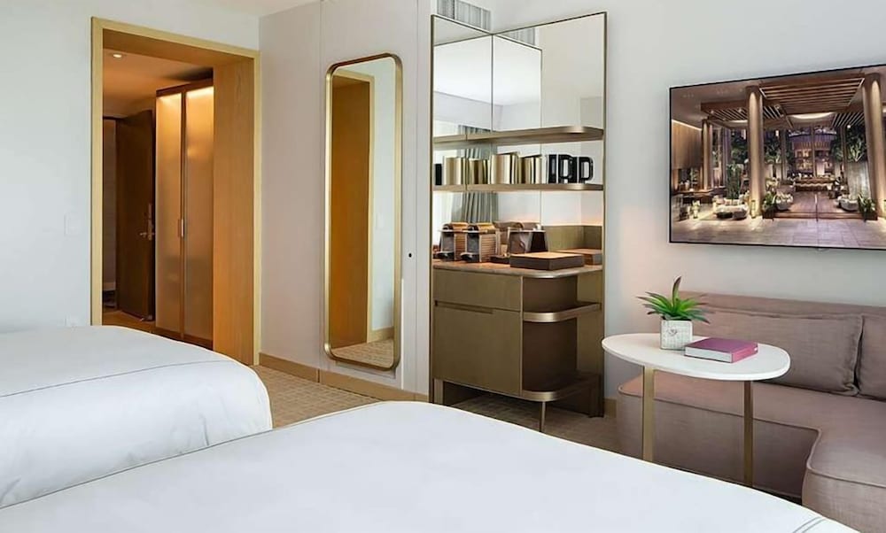 Фото Fairmont Century Plaza Gold Experience