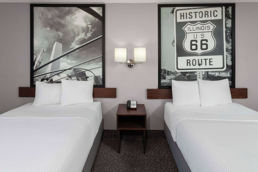 Фото Super 8 by Wyndham Romeoville Bolingbrook