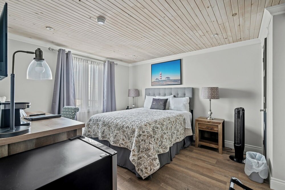 Фото Edge of the Avalon Inn