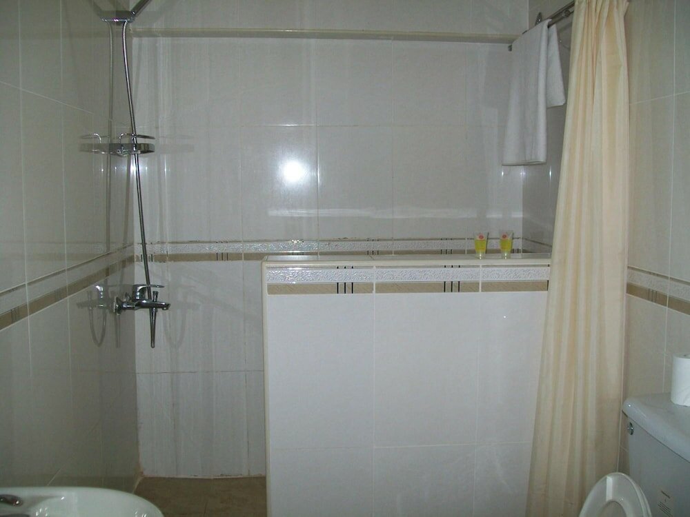 Фото Ampomaah Hotel