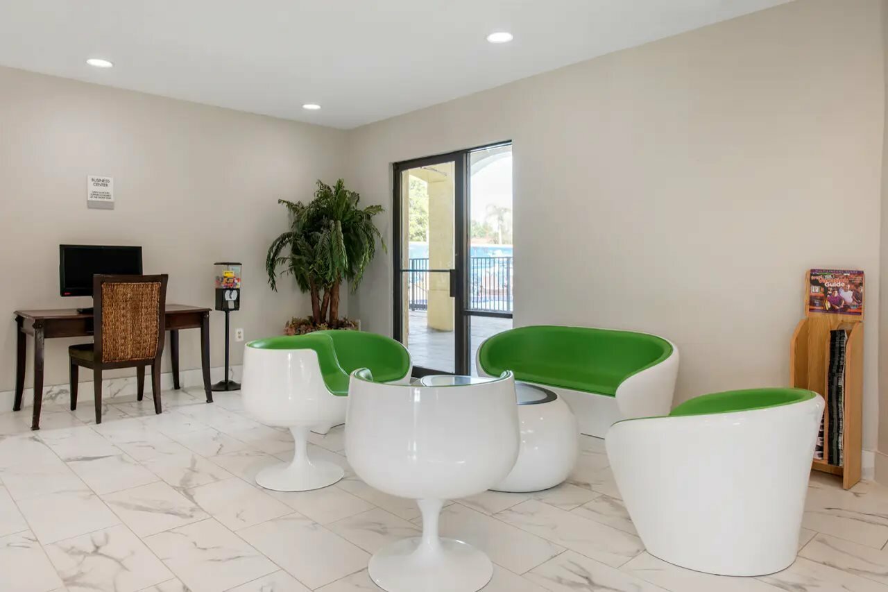 Фото Clarion Inn & Suites Kissimmee-Lake Buena Vista South