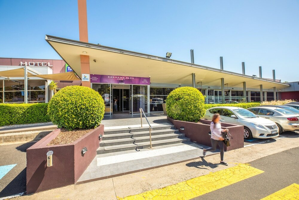 Фото Nightcap at Sandown Park Hotel