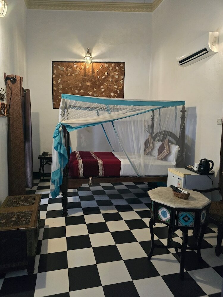 Фото Dhow Palace Hotel