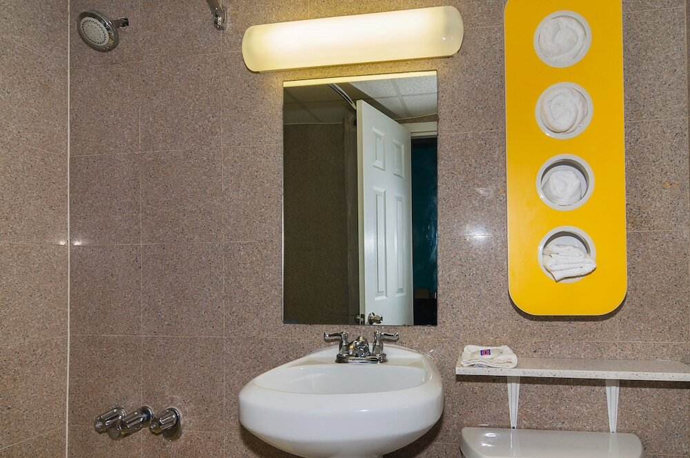 Фото Motel 6 Elmsford, Ny - White Plains