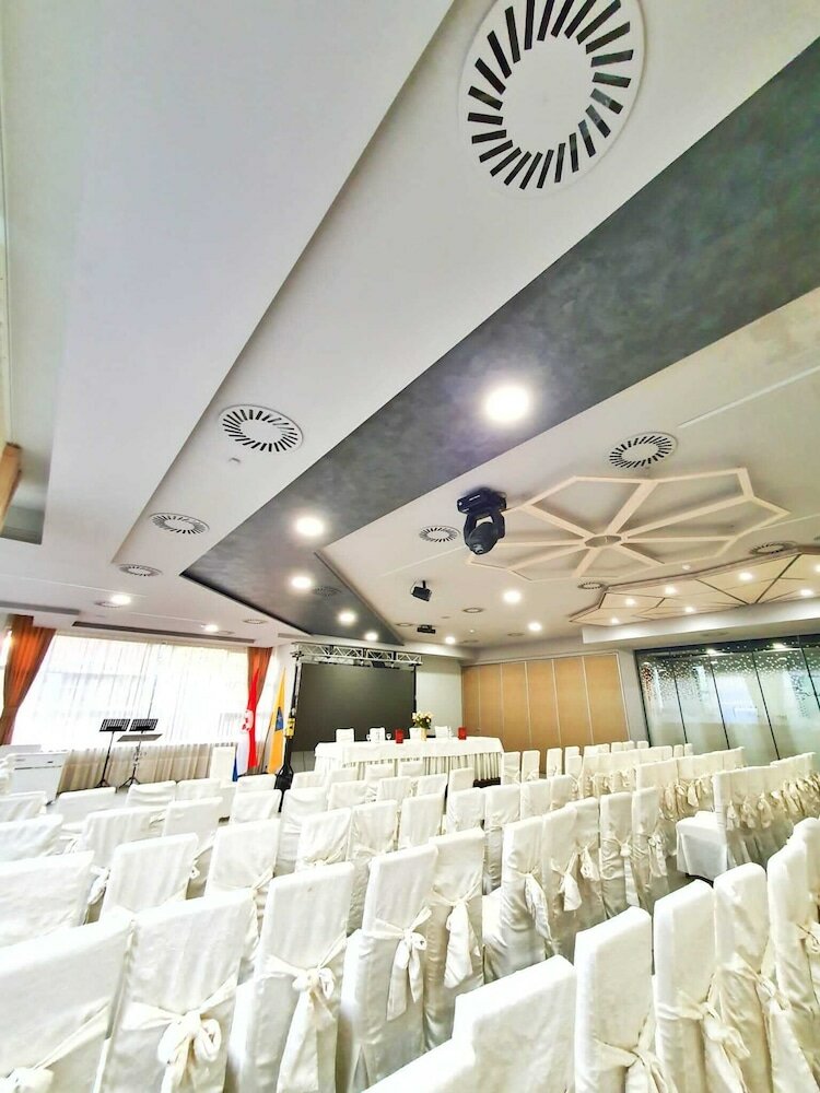 Фото Hotel Brotnjo