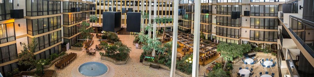 Фото Wyndham Edmonton Hotel and Conference Centre