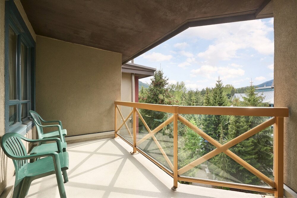 Фото Delta Hotels by Marriott Whistler Village Suites