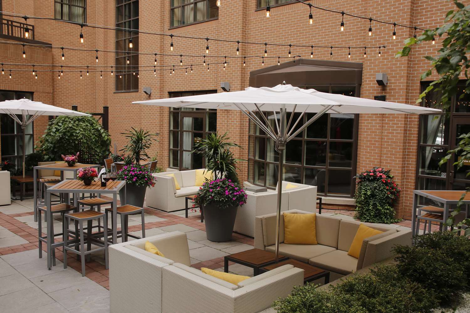 Фото The Yorkville Royal Sonesta