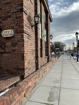 Фото Hardman House Inn & Suites