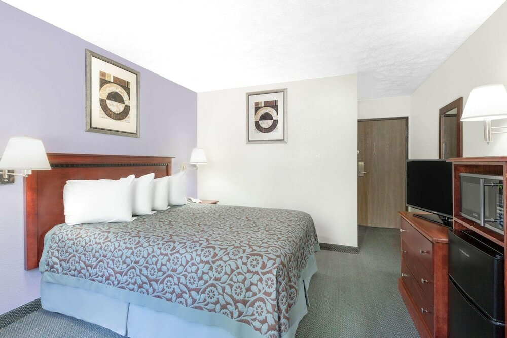 Фото Days Inn by Wyndham Warrensburg