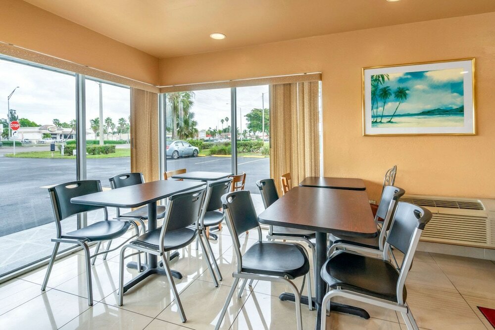 Фото Econo Lodge North