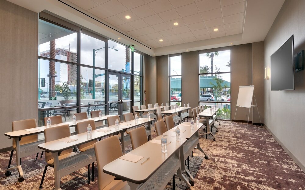 Фото Hampton Inn & Suites Anaheim Resort Convention Center