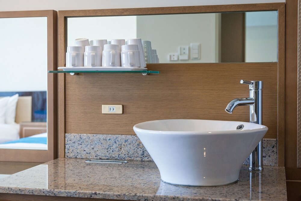 Фото Okinawa Kariyushi Lch Resort on the Beach