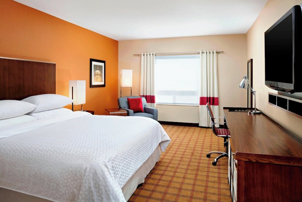 Фото Four Points by Sheraton Edmonton Gateway