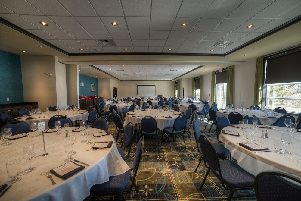 Фото Holiday Inn Express & Suites Spruce Grove - Stony Plain, an Ihg Hotel