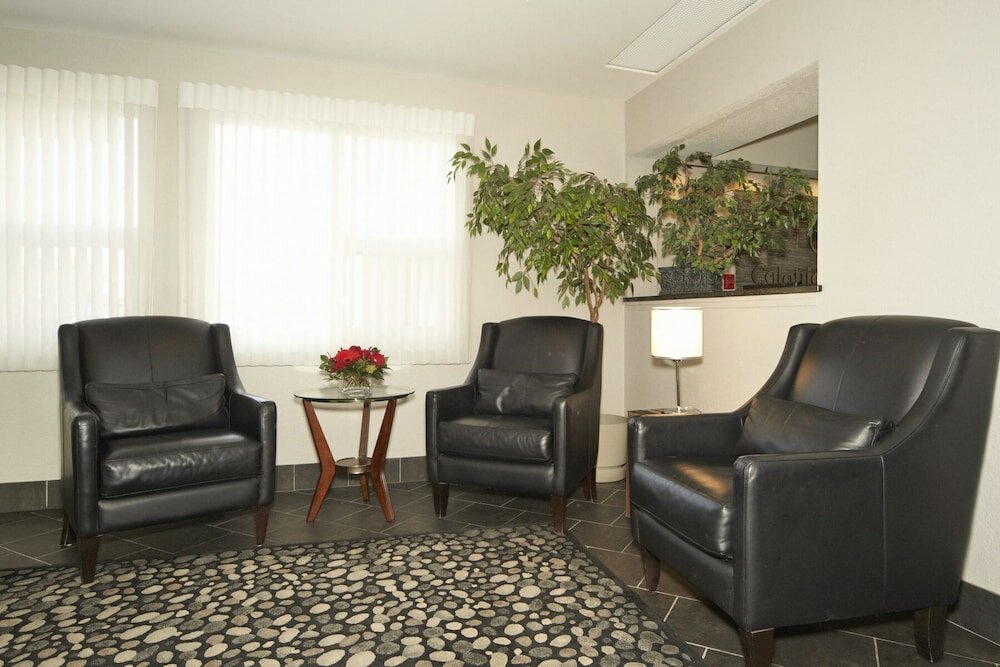 Фото Colonial Square Inn & Suites