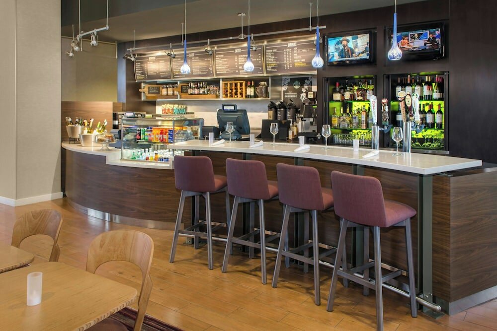 Фото Courtyard by Marriott Newark Elizabeth