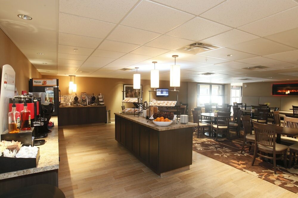 Фото Pomeroy Inn & Suites at Olds