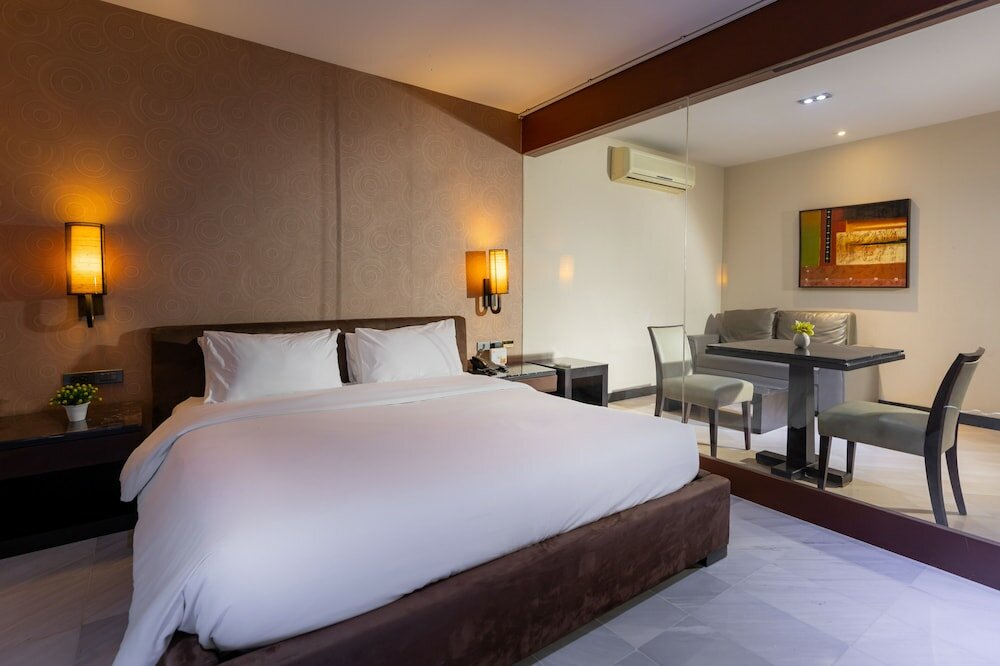 Фото Sukhothai Hotel and Residence