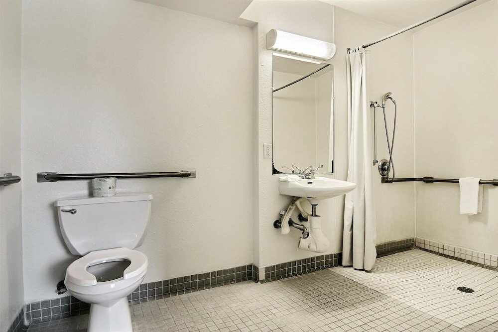 Фото Travelodge by Wyndham Raton