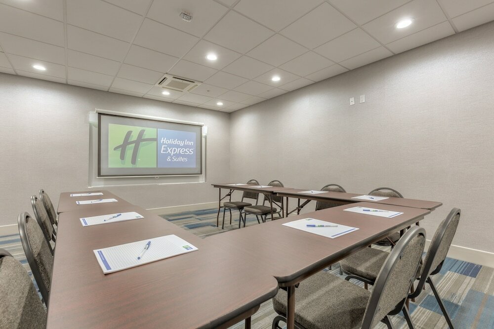 Фото Holiday Inn Express & Suites Tulsa Midtown, an Ihg Hotel