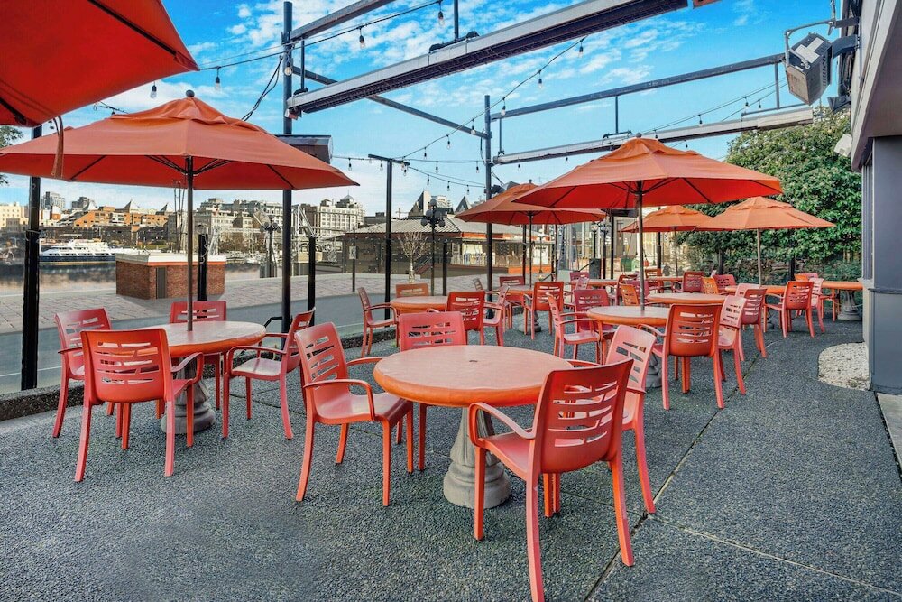 Фото Days Inn by Wyndham Victoria On The Harbour