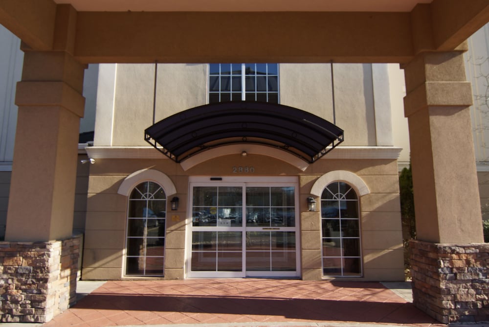 Фото Comfort Suites Near University