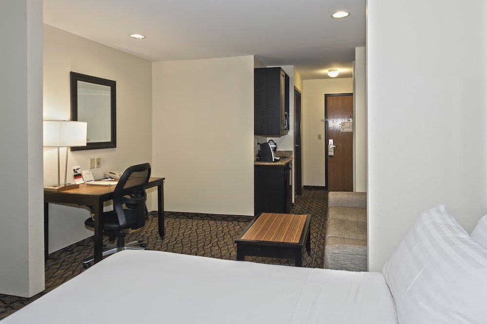 Фото Holiday Inn Express Hotel & Suites Chanhassen, an Ihg Hotel