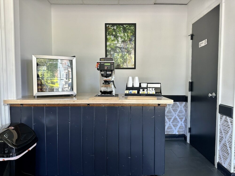 Фото Budget Host East End Hotel in Riverhead