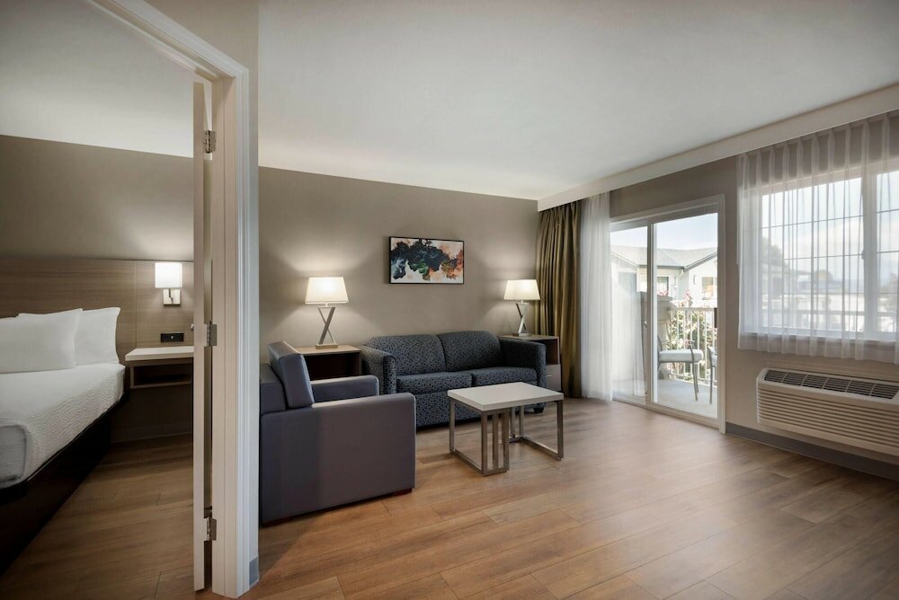 Фото Days Inn by Wyndham Kelowna