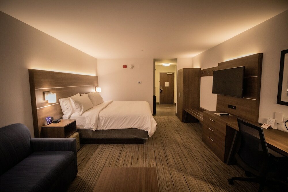 Фото Holiday Inn Express And Suites Boston South - Randolph, an Ihg Hotel