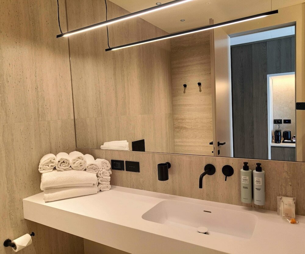 Фото International