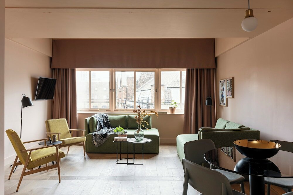 Фото Whitworth Locke