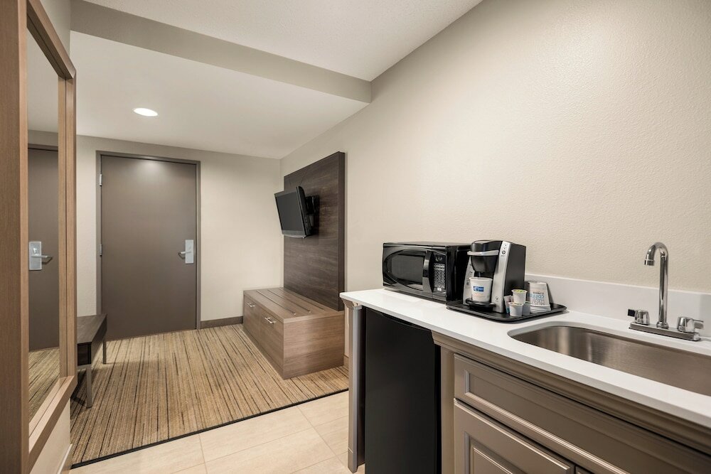 Фото Holiday Inn Express Hotel & Suites Fredericksburg, an Ihg Hotel